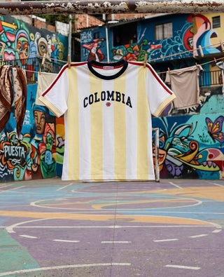(Preventa) CAMISETA DE COLOMBIA CON RAYAS AMARILLAS Y LOGO DE PINK ROSE
