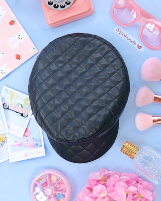 Boina retro negra cuerina a cuadros con cadena plateada