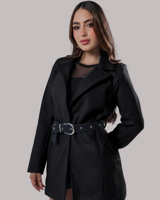 Gabán negro con Bolsillos y Correa de Taches