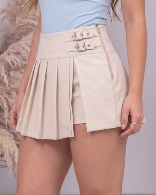 FALDA BEIGE DE TABLAS Y ABERTURA CON 2 HEBILLAS AL LADO