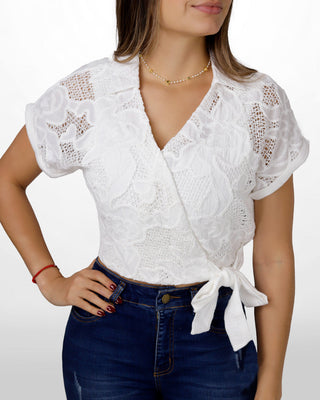 Blusa manga corta con flor bordada y moño al lado