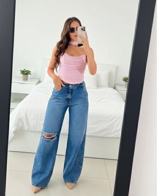 Jean bota ancha con rotura en rodilla