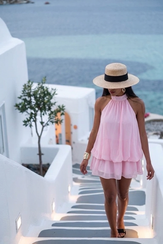 VESTIDO ROSADO EN GLOBO CON ESPALDA DESCUBIERTA Y CUELLO HALTER