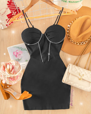 Vestido Negro Corto Ceñido con Aplique Brillante