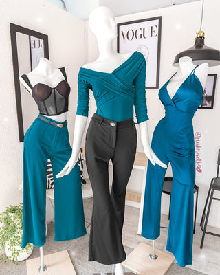 Crop Top Negro con Copas y Amarre en la Espalda