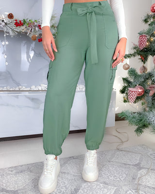 Pantalón verde cargo con resorte en el bajo y lazo
