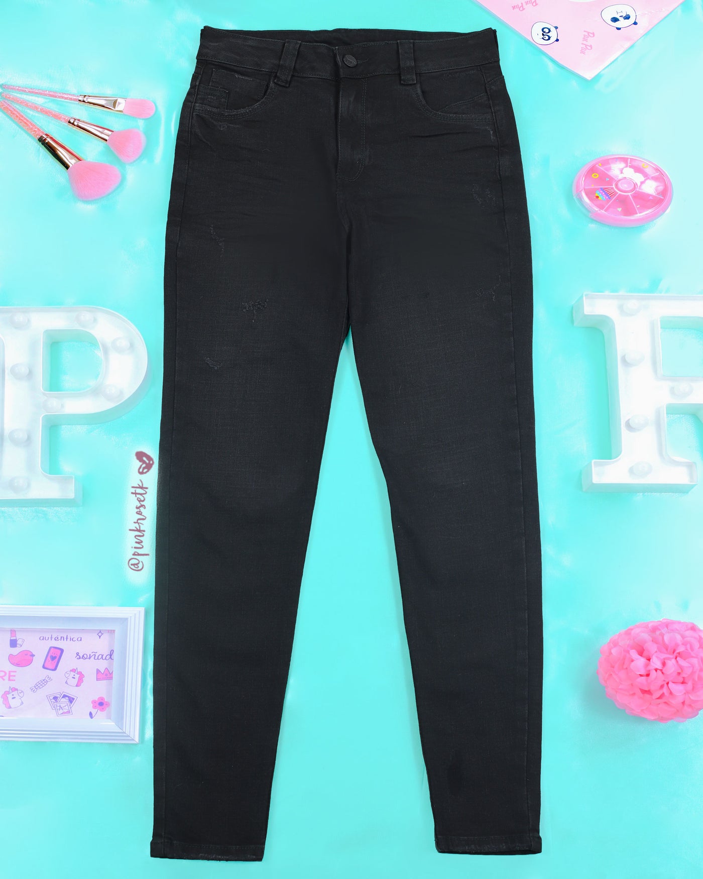 Pantalón negro de Jean bota tubo con desgastes