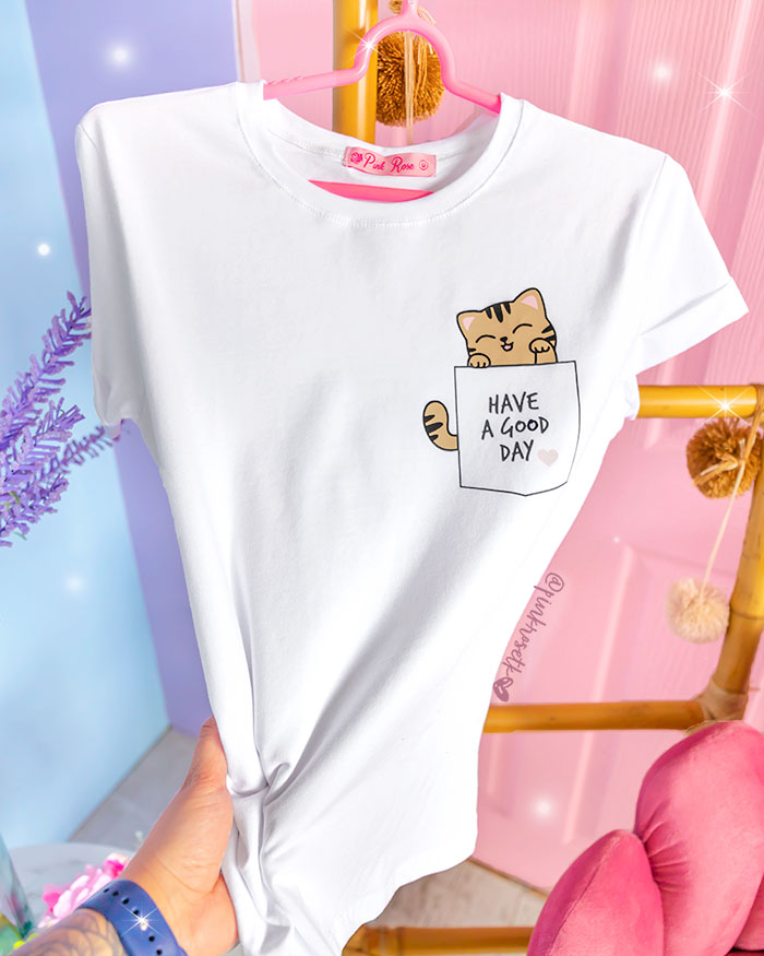 Camiseta blanca con estampado de gatito en bolsillo