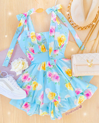 Romper azul de flores rosa y amarillas con tiras de amarrar