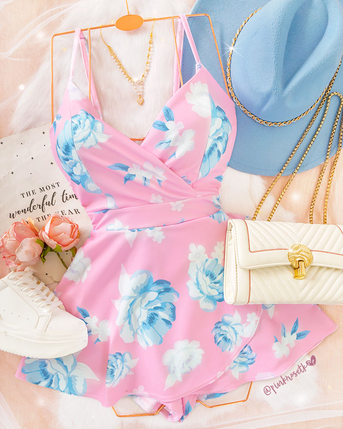 Romper rosado  de tiras con estampado de flores azules y blancas