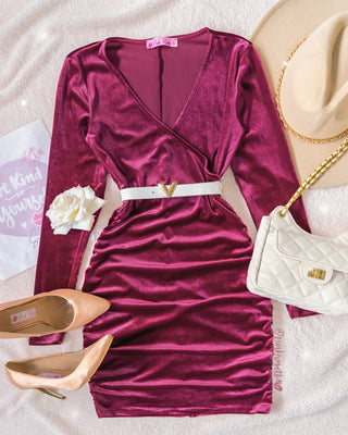 Vestido corto vino tinto escote v manga larga en terciopelo
