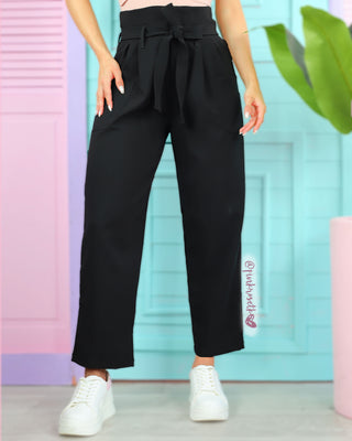 Pantalón negro bota ancha con lazo y bolsillos al lado
