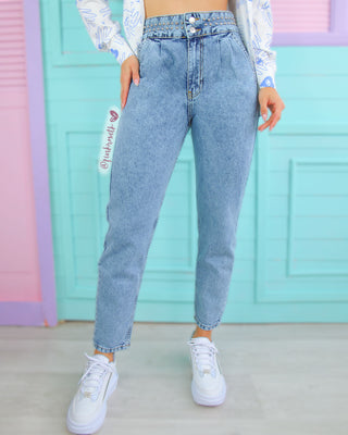 Pantalón blue jean boyfriend y taches en la pretina