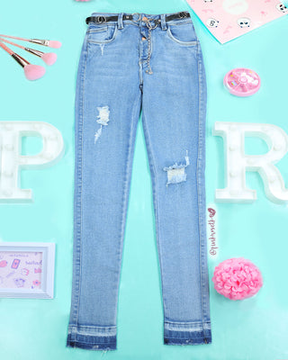 Pantalón skinny blue jean con desgastes y cinturón de cadena