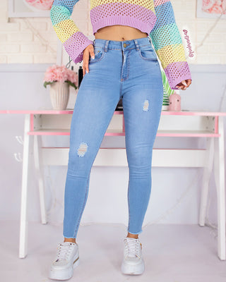 Skinny jean azul maya con pequeño desgaste