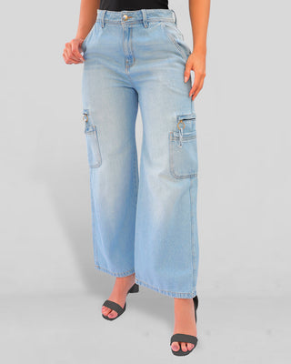 Jean cargo con cremallera y bota ancha