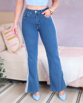 Jean bota ancha con líneas blancas