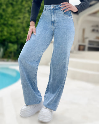 Jean sencillo claro de bota ancha