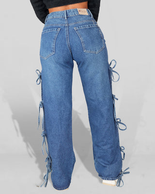 Jean bota ancha con moños a los lados