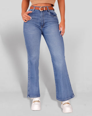 Jean flare sencillo claro con bota campana