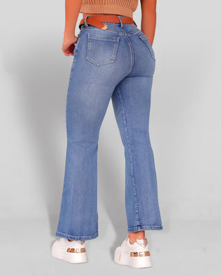 Jean flare sencillo claro con bota campana