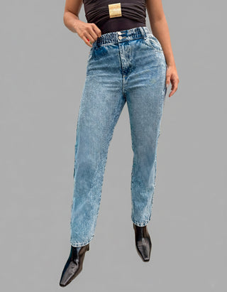 Jean bota recta con cintura elasticada y dos botones