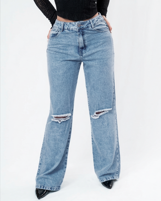 JEAN AZUL BOTA ANCHA CON ROTOS EN LA RODILLA