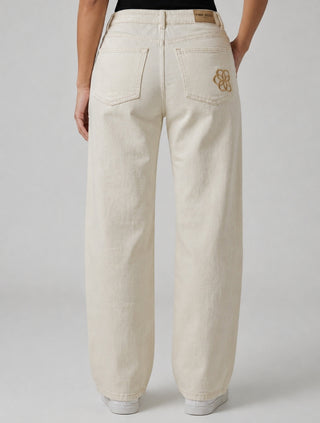JEAN BLANCO BOTA ANCHA CON COSTURAS Y FLOR DE PINK ROSE