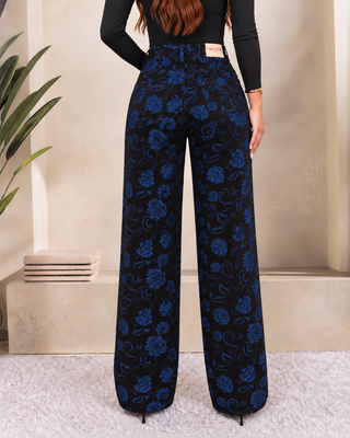 JEAN AZUL BOTA ANCHA CON FLORTES ESTAMPADAS