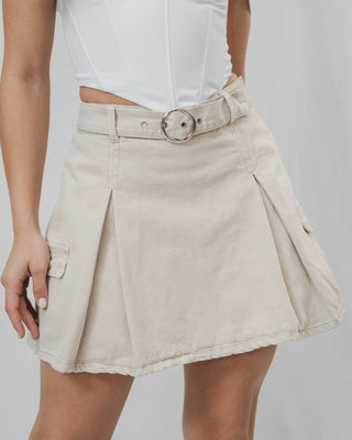FALDA SHORT CAMEL DE JEAN CARGO Y CORREA CON HEBILLA DE ARO