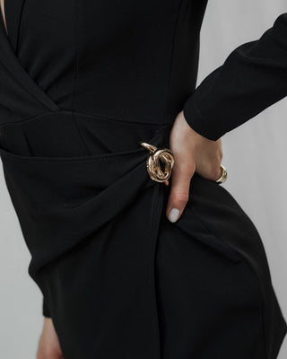 ROMPER NEGRO MANGA LARGA CON CUELLO Y APLIQUE  AL LADO