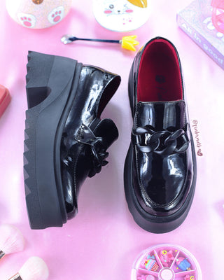 Mocasines negros charol con cadena negra