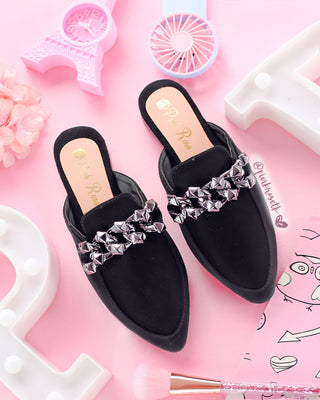 Mules negras y detalle cadena negra