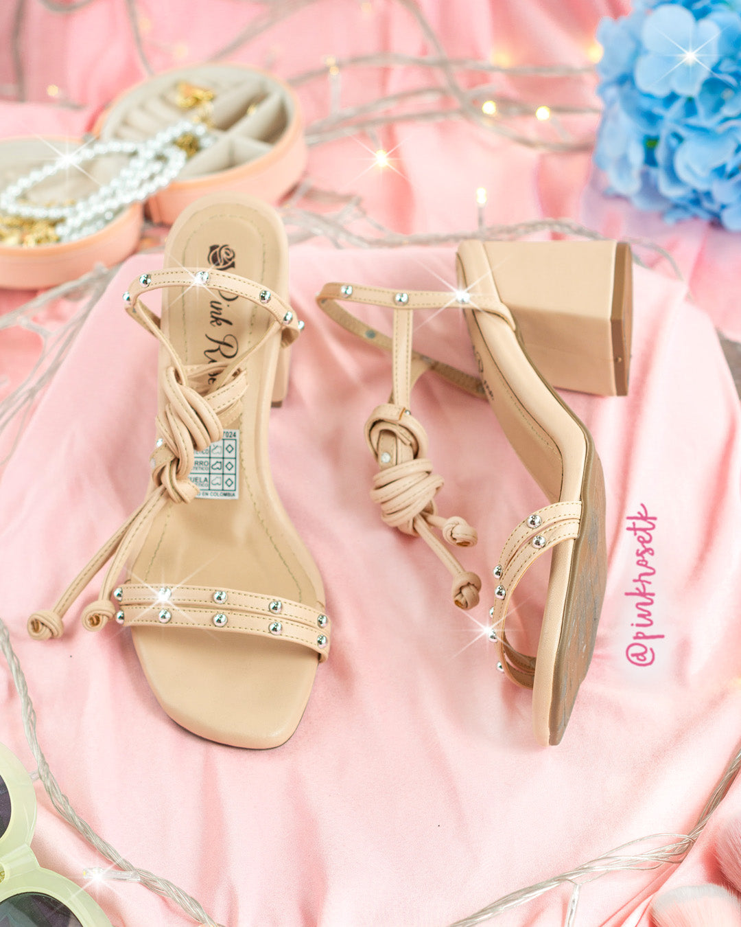 Sandalias de amarrar nude con taches