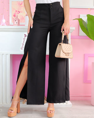 Pantalón negro, bota ancha de abertura y dos botones