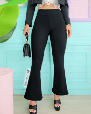 Pantalón negro en rib bota acampanada