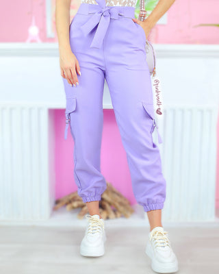 Pantalón cargo lila con bolsillos falsos