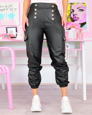 Pantalón negro cargo de cuerina con botones dorados