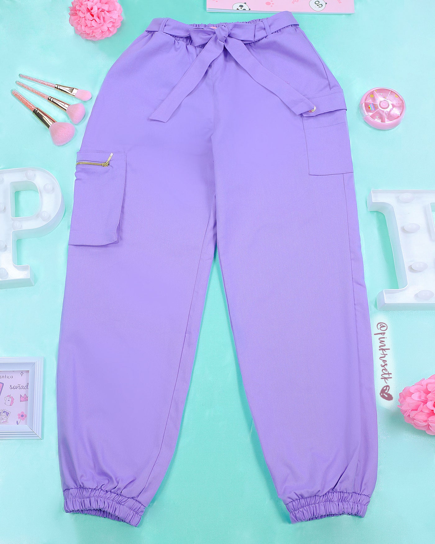 Pantalón lila cargo bolsillo con cremallera y lazo