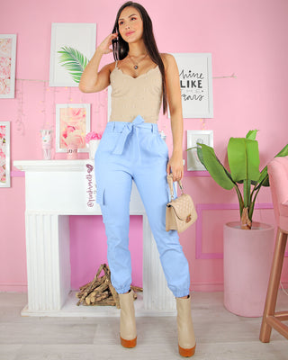 Pantalón azul cargo con lazo