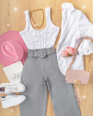 Pantalón gris de vestir con cinturón forrado