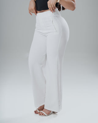 Pantalón Blanco Con Prenses y Bota Ancha