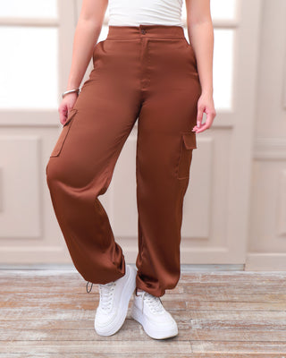 Pantalón tipo cargo en satín con resorte inferior