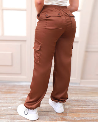 Pantalón tipo cargo en satín con resorte inferior