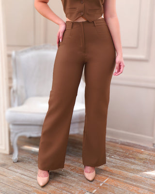 Pantalón sencillo con prenses y bota ancha