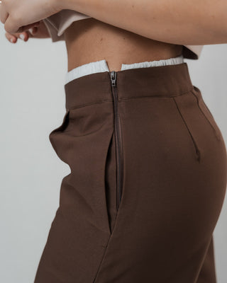 Pantalón cafe de Bota Ancha con Pretina Combinada