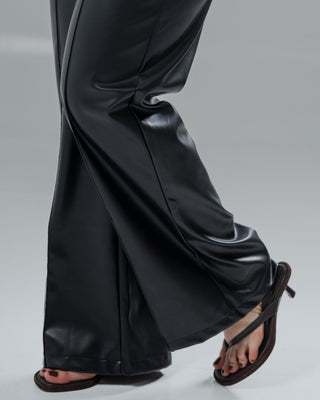 Pantalón de cuerina con corte vena y bota ancha