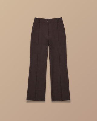 Pantalón café sencillo de bota recta con detalle de vena