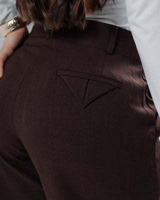 Pantalón de bota ancha con botón lateral