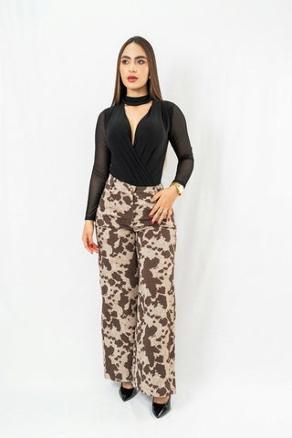 PANTALON BOTA ANCHA ESTAMPADO DE VACA